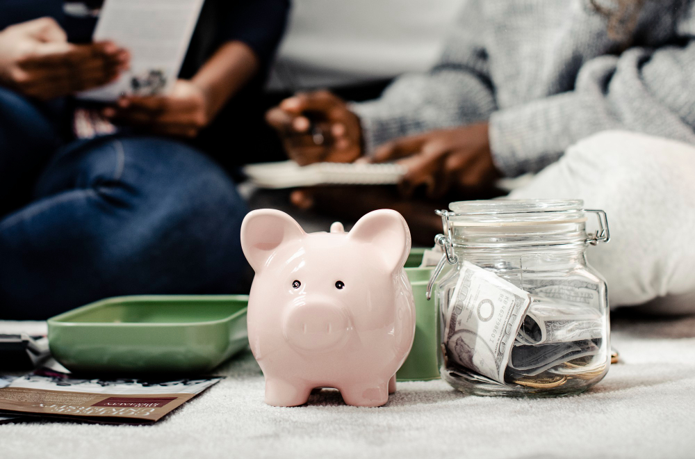 frugal living tips, frugal life, picture of pink piggy bank, with a jar of money