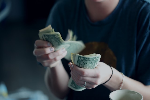 frugal living tips-women counting dollar bills