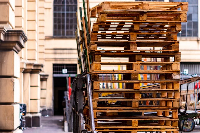 wood pallets, selling liquidation pallets